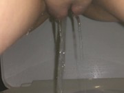 Писаю бритой киской в общественном туалете - Screenshot 6 of 16 - Toilet