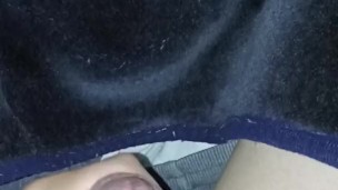 Masturbando mi polla hasta venirme mucho semen