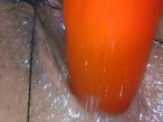 Me encanta jugar con mi coño y sacar agua de el