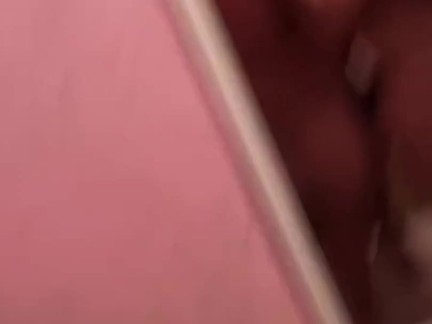 Novio de mi hermana me encuentra en la ducha y terminamos follando, al final se corre en mis tetas