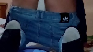 Enseñando las nalgas