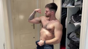 Macrophilia - gym buddies unaware shrinking foot crush