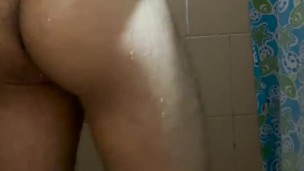 Mi cuñada le encanta que le mande video bañándome