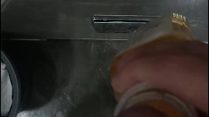 将澄清的尿在地铁站为你保存