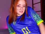 ruiva da bunda grande brincando com a bucetinha JOI em Português 1/16