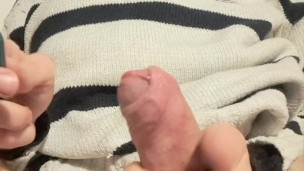 Mi tocco il cazzo con lo spazzolino e vi faccio vedere quanto smegma cola!