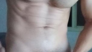 Un chico flaco eyaculando abundante