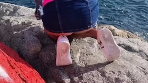 Watch me have fun on the beach before I masturbate till Squirt