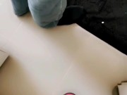 Amatrice française masturbe son voisin avec ses pieds - Footjob 3/16