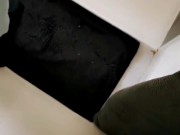 Amatrice française masturbe son voisin avec ses pieds - Footjob 4/16