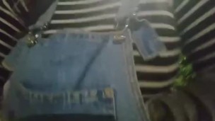 Latina muestra sus grandes tetas en la calle