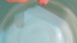 出先でオナニーを楽しんだところ射精用受け皿が見当たらなかったため、急遽洗濯用タライに射精する変態君。