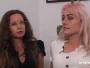 Ersties: 23-Jährige hat ihren ersten lesbischen Sex mit einer reifen Frau 2/16