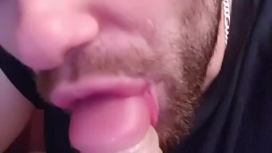 Chłopak ssie dildo