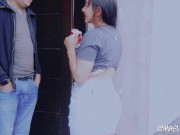 Mi vecina cachonda me pide azúcar y le doy leche también antes que su marido se de cuenta