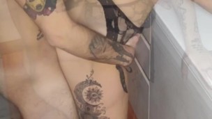 Coppia Amatoriale italiana scopa in cucina e sul divano fino a un enorme sborrata in bocca a 69