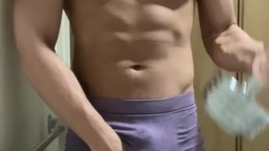 元消防士のパパ『紫の下着（パンツ）で筋トレ』