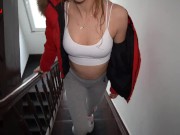 Ryzykowny lodzik od sąsiada na klatce schodowej 1/16