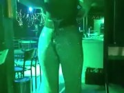 En el bar muy caliente 1/16