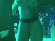 En el bar muy caliente 11/16