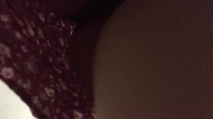 VECINA JUGUETONA ME DEJA VER DEBAJO DE SU FALDA