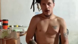 Rasta fuma porro y se calienta