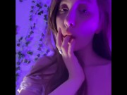 КРАСИВАЯ ШКОЛЬНИЦА КОНЧАЕТ ОТ ПАЛЬЧИКОВ, БОЖЕ КАК ОНА ХОРОША 1/16