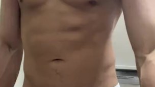 元消防士のパパ『下着姿で筋トレinキッチン』
