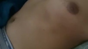 Muestro mi pene erecto dentro del boxer