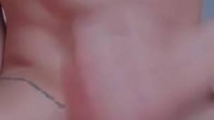 Transgenero masturbandose gran polla y muestra senos