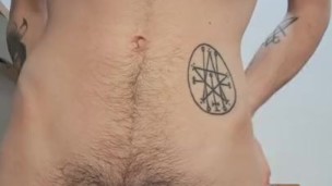 Jerk off e puro divertimento a cazzo duro con la cappella grande e grossa