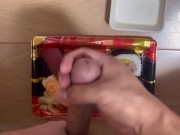 【無修正】お寿司をザーメン醤油で食べてみた 素人　射精　手コキ　中出し　種付け　精液　ぶっかけ　無修正　まんこ　勃起　包茎　汁　ホモ　ゲイ - Screenshot 1 of 16 - HD