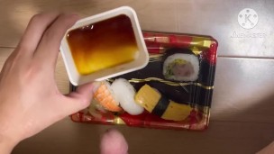 【無修正】お寿司をザーメン醤油で食べてみた 素人　射精　手コキ　中出し　種付け　精液　ぶっかけ　無修正　まんこ　勃起　包茎　汁　ホモ　ゲイ
