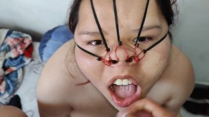 A mi cerdita puta le encanta tragarse mi polla