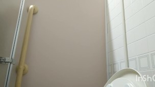 【盗撮風】会社のトイレでおしっこする塩顔会社員