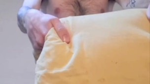 Cazzo all'aria tra il mio cuscino. Non resisto più!