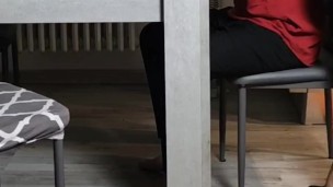 Mi annoio e decido di fargli un pompino bavoso da sotto il tavolo