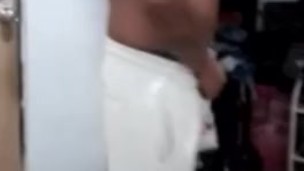 Moreno latino desnudandose parte 1