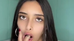 Uruguaya putita se moja en la bañera - Lorraine.997