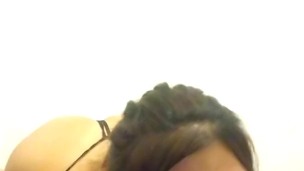 Putita pelirroja se masturba con helado y se chupa las tetas