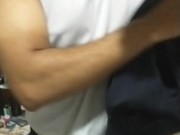 latino mostrando su pecho sexy