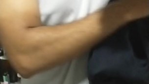 latino mostrando su pecho sexy