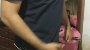 Latino mostrando su cuerpo sexy parte 2