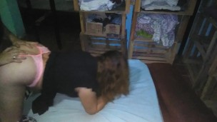 Cogiendome a una puta con tanga rosa abierta