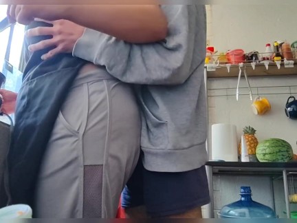 Encuentro a de Grandes Tetas Cocinando y me pide ser Follada