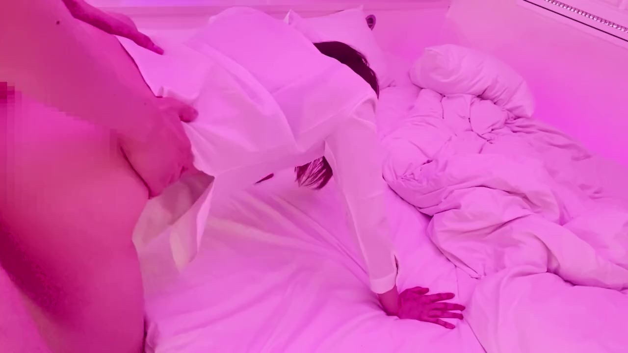 合コンでお持ち帰りした美女OLのまんこに危険日中出ししたら怒られた - RedTube