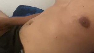 Me pongo muy caliente y me saco la verga del bóxer para arrimarla a mi peluche