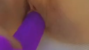 JUGANDO CON MI DILDO EN UNA LANCHA