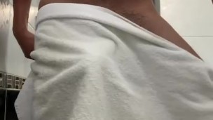 Baile sensual a un cliente con toalla de baño muestro mi pene erecto