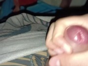 Me masturbo a chorros en mi cama dejando mucha leche